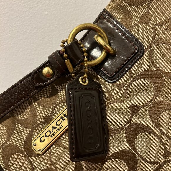 Coach Gallery Tote in Signature Canvas - Picture 4 of 6